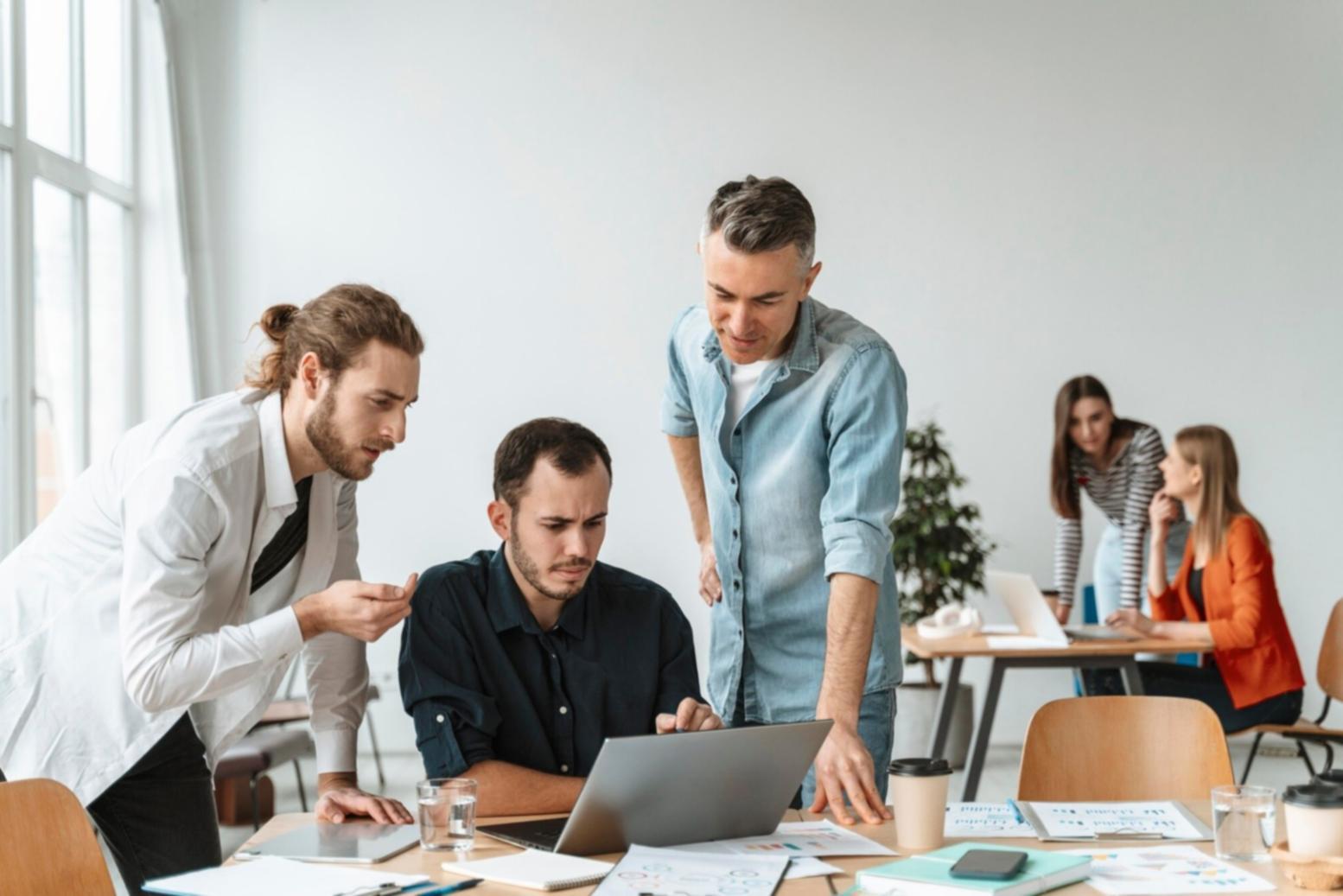 Finanzanalyst bei der Arbeit mit Datenauswertung