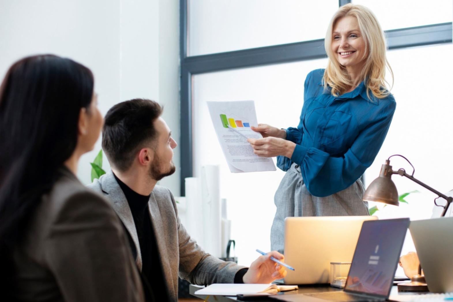 Finanzexperte bei der detaillierten Analyse