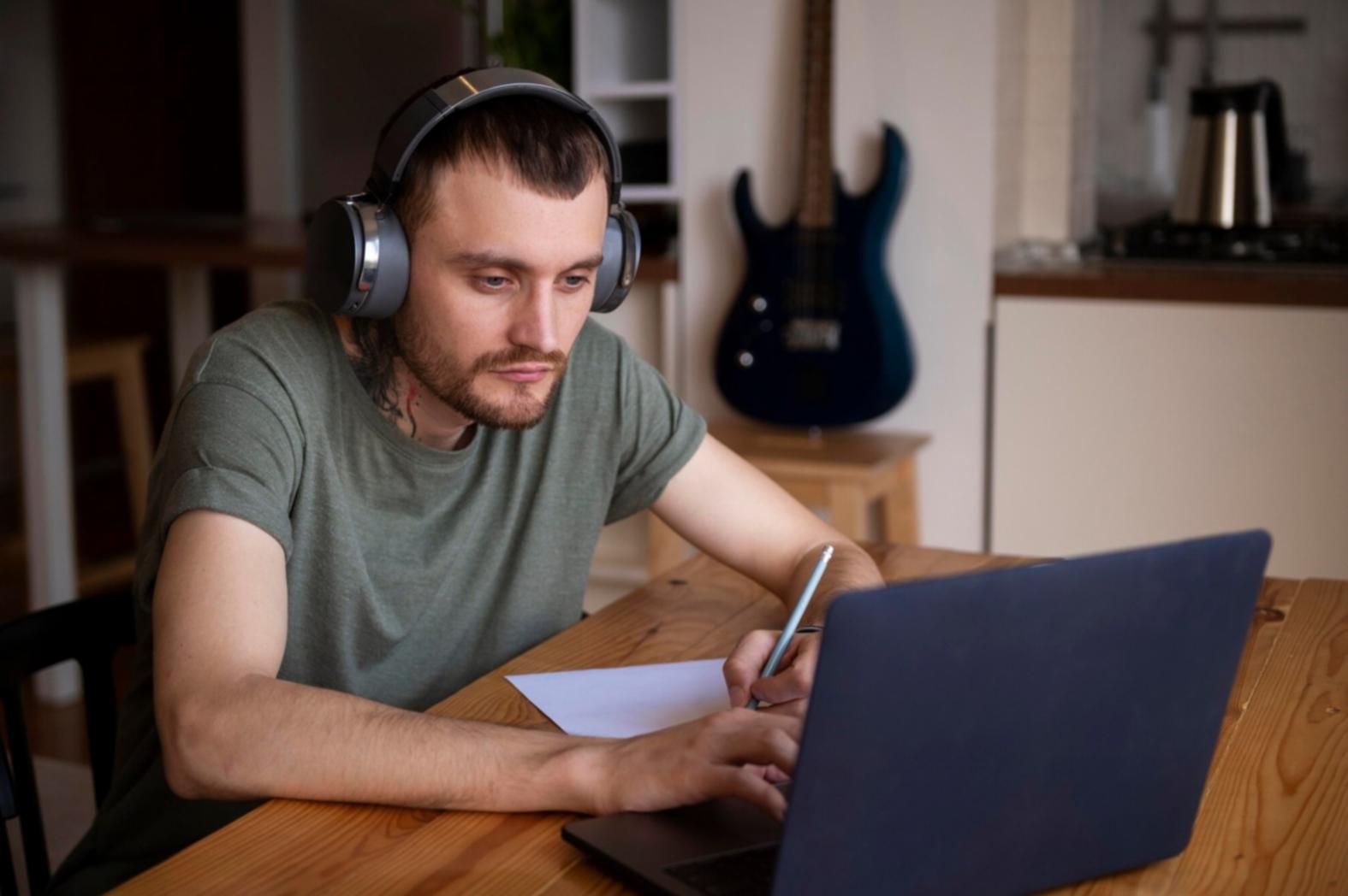 Finanzexperte bei der Analyse von Geschäftszahlen am modernen Arbeitsplatz